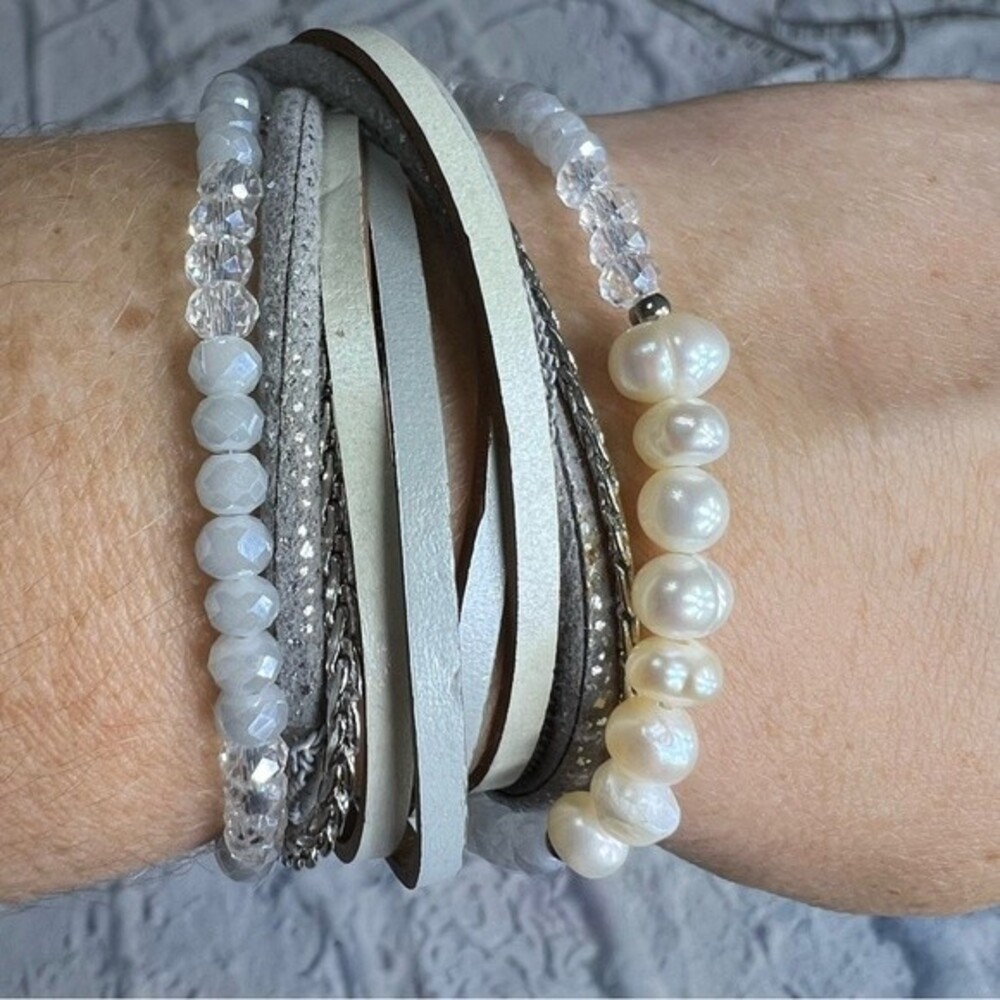 Wraparound bracelet with real pearls
